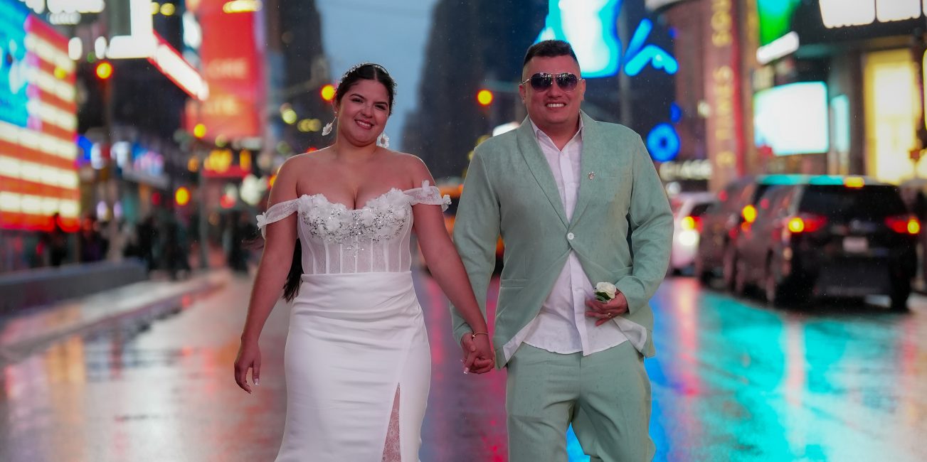 recién casados en las calles de Broadway, conocido como Times Square, en Manhattan. NYC