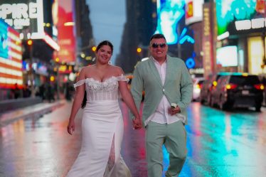 recién casados en las calles de Broadway, conocido como Times Square, en Manhattan. NYC
